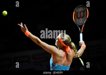 Service, Kristina Mladenovic, FRA, Tennis, Porsche Arena, Stuttgart, Baden-Württemberg, Germany Stock Photo