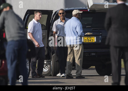 Former President Barack Obama lands at Edinburgh airport as he is to give a speech at a charity dinner in Scotland  Featuring: Barack Obama Where: Edinburgh, United Kingdom When: 26 May 2017 Stock Photo