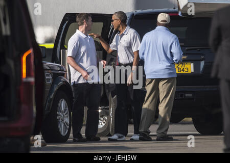 Former President Barack Obama lands at Edinburgh airport as he is to give a speech at a charity dinner in Scotland  Featuring: Barack Obama Where: Edinburgh, United Kingdom When: 26 May 2017 Stock Photo