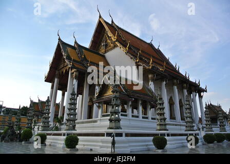 Suthattepwararam temple in Bangkok Stock Photo