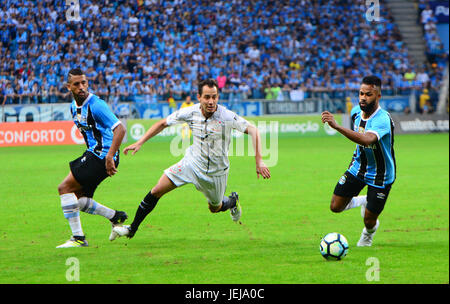 Porto Alegre, Brazil. 25th June, 2017. Fernandinho goes through the scoring in the match between Grêmio and Corinthians. Game valid for the 10th round of the Brasileirão 2017, at the Grêmio Arena, Porto Alegre/RS. Credit: Jeferson Rotini/FotoArena/Alamy Live News Stock Photo