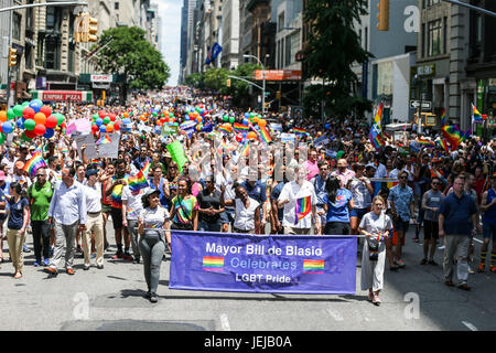 New York, United States. 25th June, 2017. New York Mayor Bill De Blasio during the LGBT Pride Parade in New York City on Sunday, 25. Credit: Brazil Photo Press/Alamy Live News Stock Photo