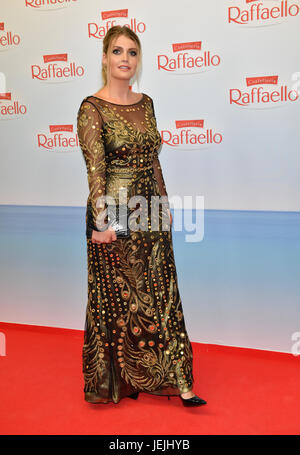 Berlin, Germany. 23rd June, 2017. It-Girl Lady Kitty Spencer, niece of the deceased Princess Diana arrive at the Raffaello Summer Day 2017 in Berlin, Germany, 23 June 2017. The beneficiary will be the association 'Herzenswuensche'. Photo: Jens Kalaene/dpa-Zentralbild/dpa/Alamy Live News Stock Photo