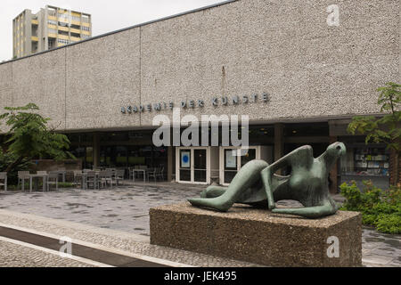 BERLIN, 23rd JUNE: The 'Akademie der Kunste'  (German for Academy of Arts) and 'Die Liegende' sculpture in Berlin on June 23rd, 2017. Stock Photo