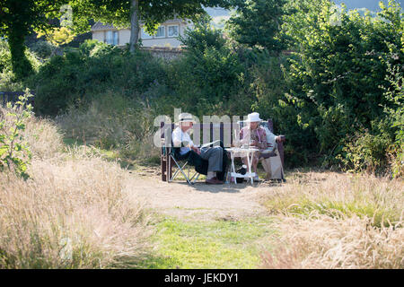 Pic by Guy Newman. 15.07.2013. A quintessential English scene of pensioners  enjoying the English summer sun with a picnic on a Peak Hill park bench o Stock Photo
