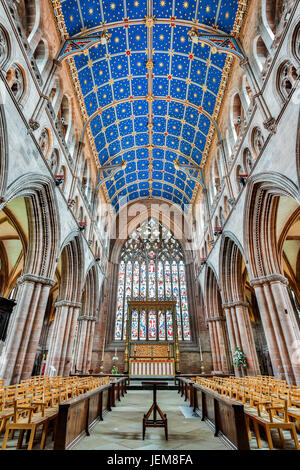 Main Nave (High Altar and East Window in background), Carlisle Cathedral (The Cathedral Church of The Holy & Undivided Trinity), Carlisle, Cumbria, En Stock Photo