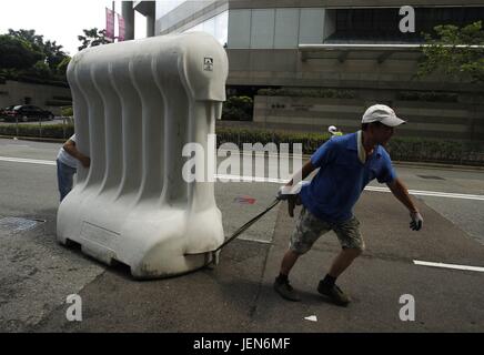 Hong Kong, CHINA. 27th June, 2017. Workers set up barricade outside GRAND HYATT HOTEL where PRC president Xi Jin Ping is scheduled to stay during his official visit from 29 June - 1 July. Hong Kong is on high alert as Chinese top officials visit is approaching. June 27, 2017.Hong Kong.ZUMA/Liau Chung Ren Credit: Liau Chung Ren/ZUMA Wire/Alamy Live News Stock Photo