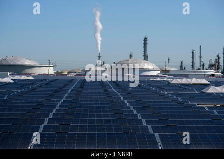 Los Angeles, USA. 26th June, 2017. Photo taken on June 26, 2017 shows the 16.4 Megawatt (DC) Westmont Solar Energy Project in San Pedro, about 40 km south of Los Angeles, the United States. A just-completed rooftop solar project will power nearly 5,000 homes in southern California, making it the most powerful of its kind in the world, officials said Monday. Credit: Zhao Hanrong/Xinhua/Alamy Live News Stock Photo