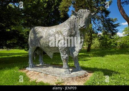 Sculpture of welsh Black Bull by Gavin Fifieldin Builth Wells Powys Wales UK Stock Photo