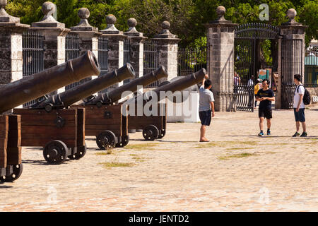 Tourists in front of cannons at Castillo de la Real Fuerza or Castle of the Royal Force a museum in Havana, Cuba. Stock Photo