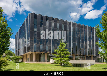 Exterior of the D'Angelo Law Library at the University of Chicago. Designed by noted modernist architect Eero Saarinen. Stock Photo