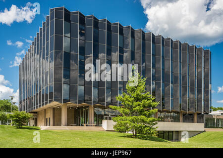 Exterior of the D'Angelo Law Library at the University of Chicago. Designed by noted modernist architect Eero Saarinen. Stock Photo