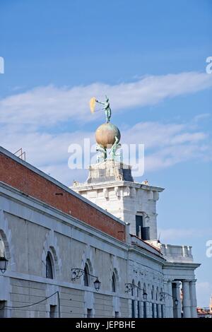 Venezia Veneto Italia. Punta della Dogana, the sculpture atop the Dogana da Mar building. Two Atlases holding the world and the statue Occasio, by Ber Stock Photo