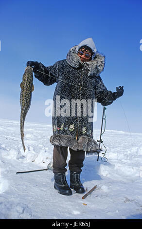 Inuit woman from Nuiqsut, in the extreme north of Alaska in the arctic ocean conveniently with caught travelling char, Alaska, Inuitfrau aus Nuiqsut,  Stock Photo