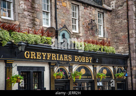 Tourists at famous Edinburgh pub 'Greyfriars Bobby' Stock Photo