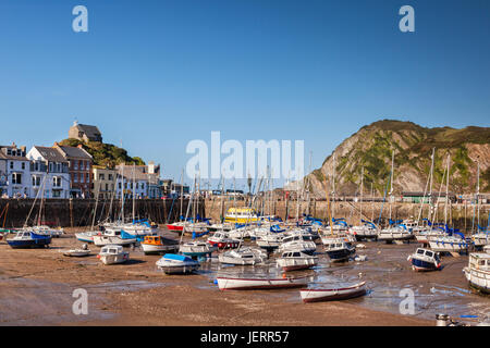 17 June 2017: Ilfracombe, North Devon, England, UK - The harbour at low tide on a sunny summer evening, with Hilldsborough Hill on the right and Lante Stock Photo