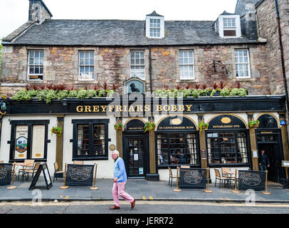 Tourists at famous Edinburgh pub "Greyfriars Bobby" Stock Photo