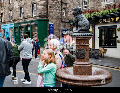 Tourists at famous Edinburgh pub "Greyfriars Bobby" Stock Photo