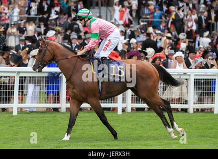 Majeed ridden by jockey Jamie Spencer goes to post for the Wolferton Handicap Stock Photo