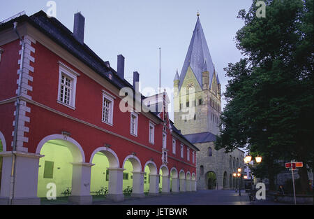 Germany, North Rhine-Westphalia, Soest, city hall, cathedral, St. Patrokli, evening, Teutoburger wood, place of interest, Old Town, structure, historically, building, west page, red, arcades, west page, church, tower, steeple, cathedral, lanterns, lighting, dusk, outside, Stock Photo