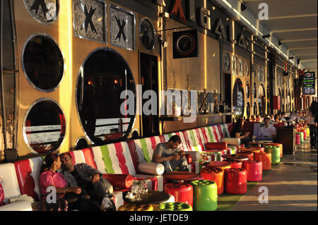 Turkey, Istanbul, part of town of Eminou, bar under the Galatabrücke, guests relax, Stock Photo