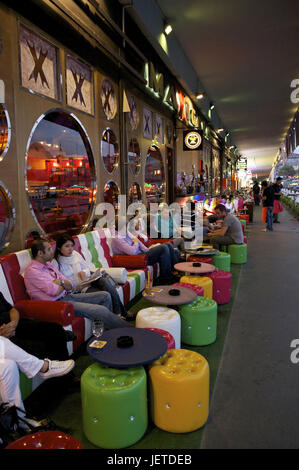 Turkey, Istanbul, part of town of Eminou, bar under the Galatabrücke, guests relax, Stock Photo