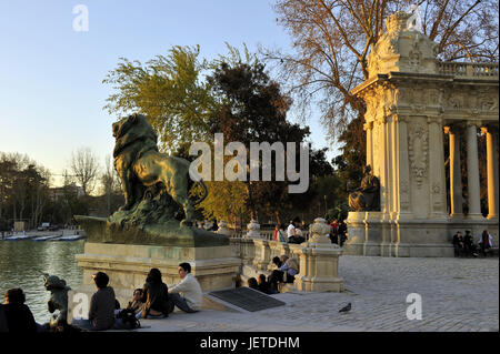 Spain, Madrid, Parque del Buen Retiro, monument Alfonso XII in the lake, Stock Photo