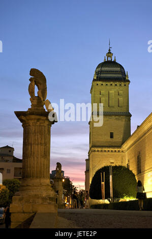 Spain, Andalusia, Ubeda, hospital de Santiago, cultural centre at night, statue in the foreground, Stock Photo