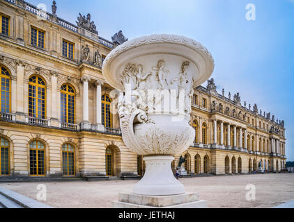 France, Ile-de-France, Garden facade of the Palace of Versailles and big marble vase Stock Photo
