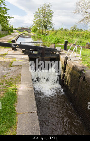 CANAL LOCK BOAT CILL MARKER WARNING SIGN ON A BRITISH CANAL LOCK GATE ...