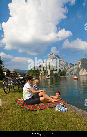 Family by the bicycle in alpine scenery makes rest in the lake, Familie mit dem Fahrrad in alpiner Landschaft macht Rast am See Stock Photo