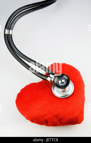 Stethoskop monitors a material heart, Stethoskop hoert ein Stoffherz ab