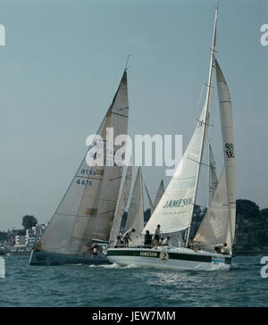 AJAXNETPHOTO. 1995. COWES, ENGLAND. - ADMIRAL'S CUP - KENWOOD TROPHY RACE - START IN THE SOLENT OFF THE ROYAL YACHT SQUADRON. PHOTO:JONATHAN EASTLAND/AJAX REF:950192 Stock Photo