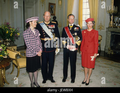 SWEDISH ROYAL COUPLE with the Norwegian King Harald and Queen Sonja at their visit to Sweden 1992 12 maj Stock Photo