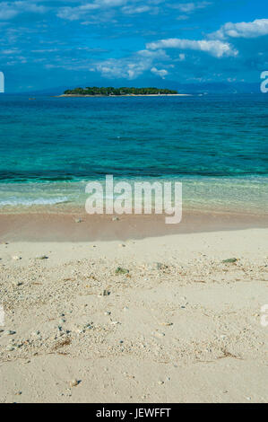 Clear waters on Beachcomber island with a little islet in the background, Mamanucas islands, Fiji, South Pacific Stock Photo