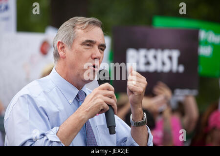 Washington, DC, USA. 27th June, 2017. Ahead of the US Senate AHCA vote (American Health Care Act), hundreds gather on capitol hill to protest Republican provisions related to women's healthcare, including many senators working to delay the vote on Trumpcare. Oregon democratic Senator Jeff Merkley speaking on the GOP Health Care vote. Credit: B Christopher/Alamy Live News Stock Photo