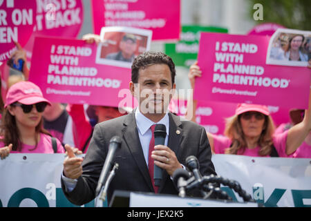 Washington, DC, USA. 27th June, 2017. Planned Parenthood supporters protest in front of the US Capitol building. Stock Photo