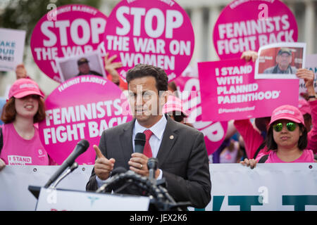 Washington, DC, USA. 27th June, 2017. Planned Parenthood supporters protest in front of the US Capitol building. Stock Photo