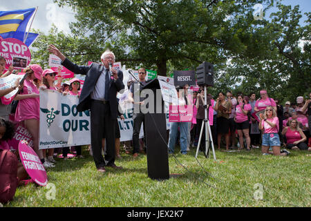 Washington, DC, USA. 27th June, 2017. Planned Parenthood supporters protest in front of the US Capitol building.