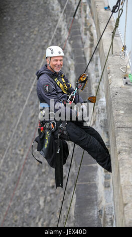 Plauen, Germany. 13th June, 2017. Thorsten Lermer, head of a rope access business in Chemnitz, rappels down the wall of the Werda dam near Plauen, Germany, 13 June 2017. Mr Lermer and his crew of up to ten do all kinds of rope access work wherever scaffolding or lifts are impractical or too expensive to be deployed: facade cleaning, changing of shutter motors, inspection of bridge strutings or even cleaning of dams like the Werda dam. The men remove leaves, moss, grasses and tree shoots from the gaps and seams. Photo: Jan Woitas/dpa-Zentralbild/dpa/Alamy Live News Stock Photo