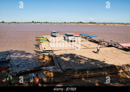 Pirogue ferry crossing for cars at the Tsiribihina River, Belo Tsiribihina, Madagascar Stock Photo