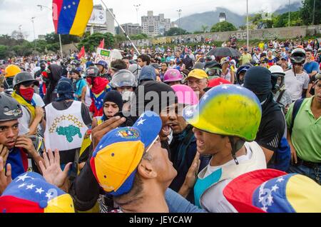 Demonstrators argue whether or not to enter the military base.. Opposition protesters assembled on the Francisco Fajardo motorway, near Francisco de M Stock Photo