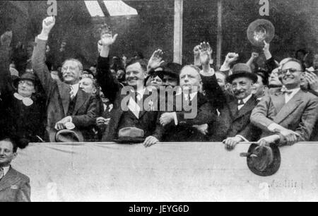 Front populaire, from left Ms. Blum, lèon blum, maurice thorez, roger salengro, maurice viollette, pierre cot, France, July 14, 1936 Stock Photo