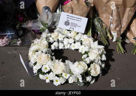 Floral tributes to the terrorist attack in which 7 people were killed at London Bridge, London, England, United Kingdom. A memorial of flowers grew around the crime scene in remembrance to those who died. Londoners on their way to and from the area stop to refelct, read and pay respects at the shrine. Stock Photo