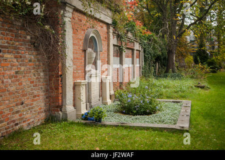 beautiful green flower bed next to the building in the Park. Stock Photo