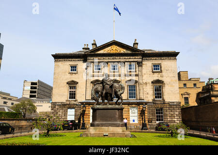 Royal Bank of Scotland, with statue of General Iohn John Hope, 4th Earl of Hopetoun. Edinburgh, Scotland. Stock Photo