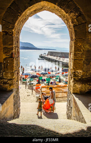 Doorway to the beach - A family on holiday, two adults with their son and daughter in Cefalù, Sicily Stock Photo
