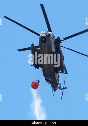 050816-N-3019M-001  A U.S. Marine Corps CH-53E Super Stallion helicopter prepares to drop more than 2,000 gallons of water on a brushfire burning on Oahu, Hawaii, on Aug. 16, 2005. Eight military helicopters and nine Federal Fire Department fire engines came to the aid of the Honolulu Fire Department in extinguishing the blaze, which consumed more than 3,000 acres.  DoD photo by Petty Officer 3rd Class Ryan C. McGinley, U.S. Navy. (Released) Stock Photo