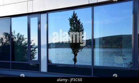 Bodensee spiegelt sich in einer Fensterfront Stock Photo