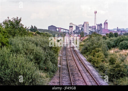 Hucknall, Nottinghamshire, 1983: looking down the train track towards Hucknall No. 2 Colliery, a coal mine. The wagon loader can be seen on the right of the track, further across is the man riding shaft then the coal and materials shaft. Stock Photo